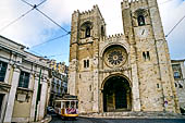 Lisbona - Attraversiamo Alfama seguendo il percorso del tram 28 passando dalla Catedral da S Patriarcal. 